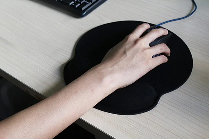 20180622125716 person using gel wrist pad for mouse