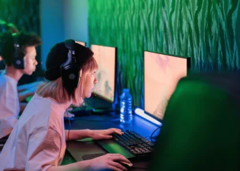 Melhor headset sem fio gamer: 10 opções para jogar com conforto 22 Jogadores em um ambiente de jogo usando o melhor headset sem fio gamer para uma experiência imersiva.