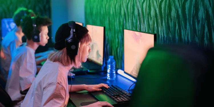 Melhor headset sem fio gamer: 10 opções para jogar com conforto 1 Jogadores em um ambiente de jogo usando o melhor headset sem fio gamer para uma experiência imersiva.