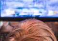 Os 10 Melhores Emuladores de Videogame para PC: Confira Agora! 2 Pessoa jogando em PC usando emuladores de videogame