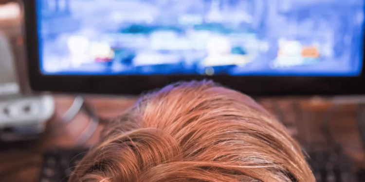 Pessoa jogando em PC usando emuladores de videogame