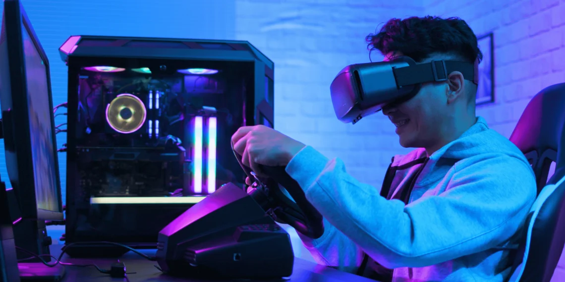 ovem gamer sorridente usando um dos Melhores Volantes Gamer de 2024 com um PC de alta performance e iluminação RGB.