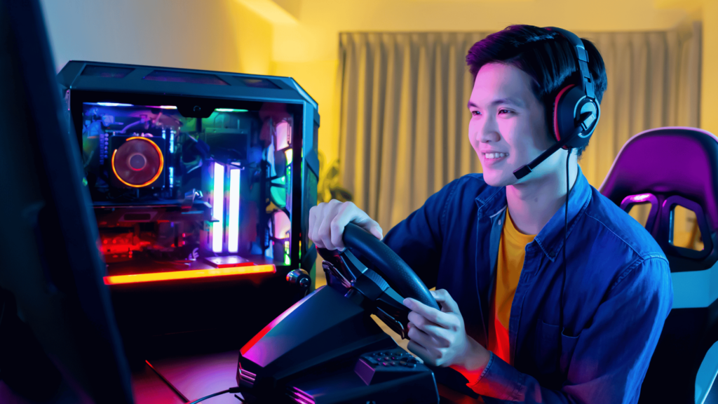 Gamer usando realidade virtual e um dos Melhores Volantes Gamer de 2024 em um setup com PC de alta performance e iluminação RGB.