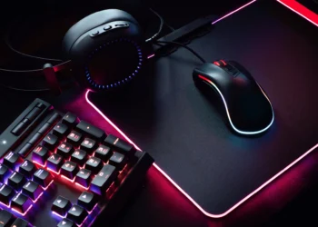 Os 7 Melhores Mouse Pads Gamer em 2024! 9 Setup gamer com teclado, fone de ouvido, mouse e mouse pad com iluminação RGB.