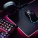 Os 7 Melhores Mouse Pads Gamer em 2024! 18 Setup gamer com teclado, fone de ouvido, mouse e mouse pad com iluminação RGB.