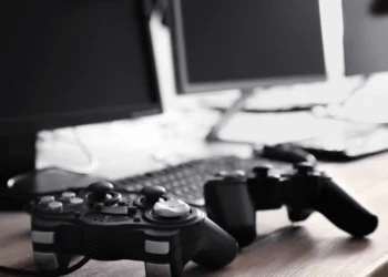 Os 8 melhores controles para PC em 2024 12 Foto dos melhores controles para PC em uma mesa de jogos, destacando opções clássicas e modernas para uma experiência de jogo aprimorada.