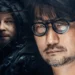 Os 10 melhores jogos de Hideo Kojima ! 14 Hideo Kojima de óculos ao lado de Norman Reedus em traje de Death Stranding