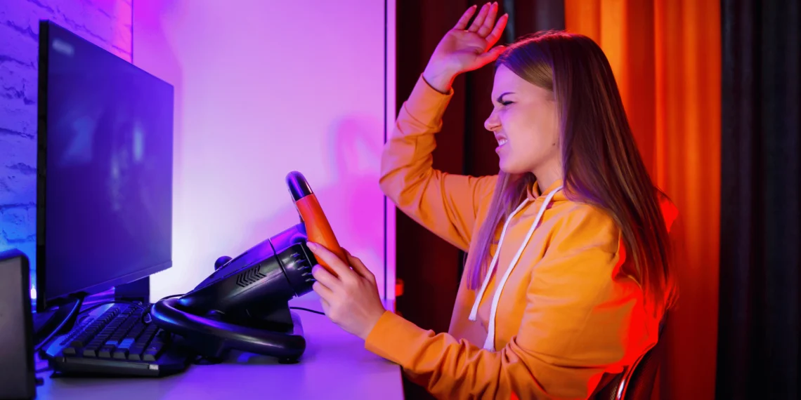 Como configurar os pedais do volante Leadership Gamer? 1 Mulher frustrada tentando configurar os pedais do volante Leadership Gamer em um computador.