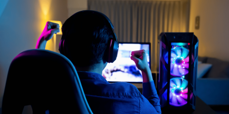 Os 10 Melhores Gabinetes Gamer Atualmente! 10 Gamer em sua estação de jogos com um dos melhores gabinetes gamer iluminados.