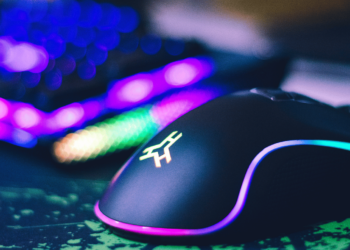Os 10 Melhores Mouses Gamer sem Fio Atualmente! 8 Imagem de uns dos Melhores Mouses Gamer sem Fio com iluminação RGB, destacado em um ambiente de jogo com um teclado RGB ao fundo.