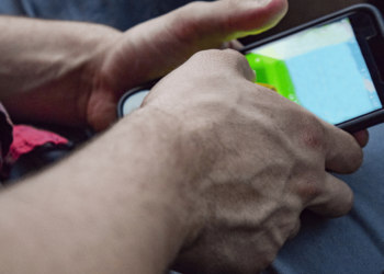 Os 8 melhores celulares para jogos 2024 9 Mãos de um jogador segurando um celular enquanto joga.