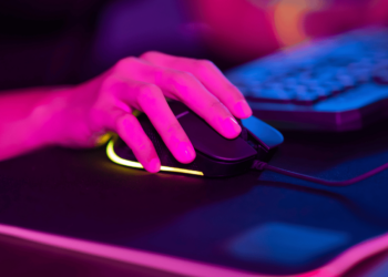 Top 7 Melhores Mouses para games Logitech em 2024 6 Imagem de um dos melhores mouses para games Logitech, com iluminação RGB e design ergonômico, sendo utilizado durante uma partida de jogos.