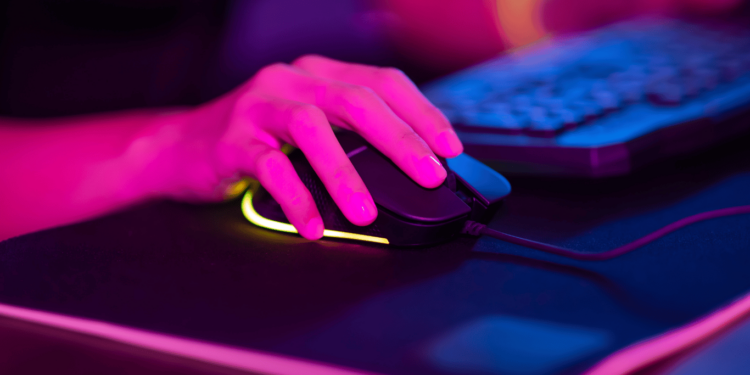 Imagem de um dos melhores mouses para games Logitech, com iluminação RGB e design ergonômico, sendo utilizado durante uma partida de jogos.