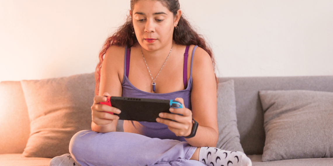 Melhores 6 Videogame Portateis com bom Custo Beneficio! 1 Mulher jogando em um Videogame Portateis com bom Custo Beneficio