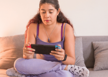 Melhores 6 Videogame Portateis com bom Custo Beneficio! 8 Mulher jogando em um Videogame Portateis com bom Custo Beneficio