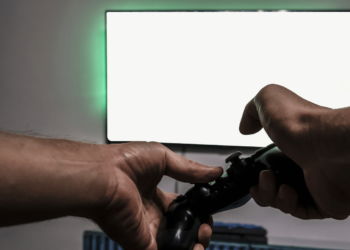 Xbox series x VS Ps5? Veja diferenças entre consoles da atual geração 6 Comparação entre Xbox series x VS Ps5 mostrando um jogador segurando um controle.