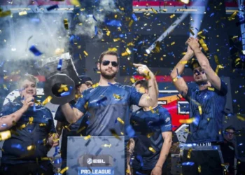 Veja quais são os melhores jogadores de videogame do brasil 7 Imagem de Gabriel “FalleN” Toledo segurando o troféu da ESL Pro League, ao lado de sua equipe, durante a comemoração da vitória em um campeonato de CS .