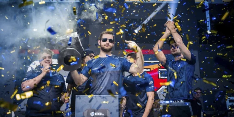 Veja quais são os melhores jogadores de videogame do brasil 3 Imagem de Gabriel “FalleN” Toledo segurando o troféu da ESL Pro League, ao lado de sua equipe, durante a comemoração da vitória em um campeonato de CS .