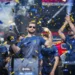 Veja quais são os melhores jogadores de videogame do brasil 28 Imagem de Gabriel “FalleN” Toledo segurando o troféu da ESL Pro League, ao lado de sua equipe, durante a comemoração da vitória em um campeonato de CS .